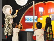 How to weigh a galaxy interative in use  See even adults are attracted to our exhibits!  Astrophysicists and seven-year-olds seem to find this exhibit equally stimulating...